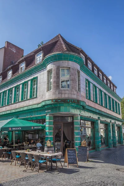 Café Histórico Kachelhaus Con Gente Disfrutando Del Sol Bielefeld Alemania — Foto de Stock