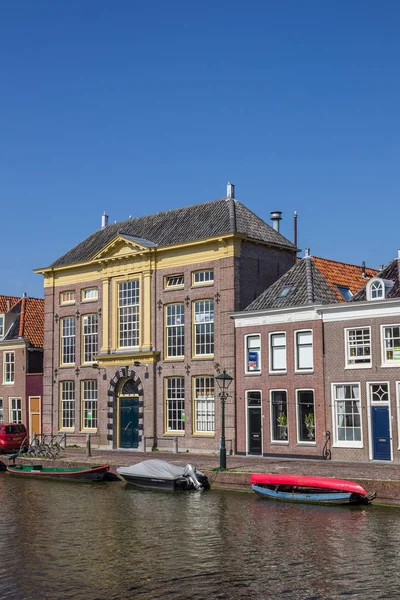 Oude Huizen Langs Een Gracht Het Historische Alkmaar Nederland — Stockfoto