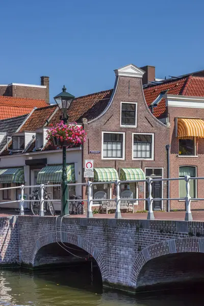 アルクマール オランダの中心部の運河 時計の切妻 — ストック写真