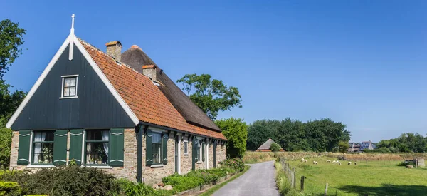 テクセル島 オランダの風景の中の伝統的なオランダの家全景 — ストック写真