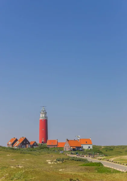 Röd Fyr Och Hus Sanddynerna Texel Nederländerna — Stockfoto