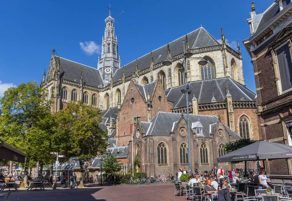 Haarlem Hollanda Merkezi Bavo Kilisede Güneşin Tadını Insanlar — Stok fotoğraf