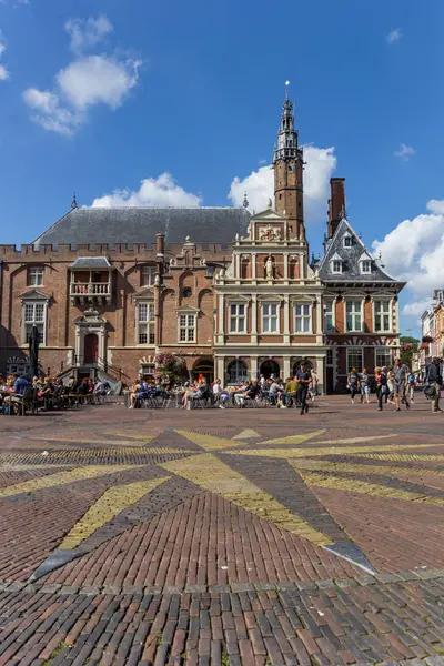 ハールレム オランダの市庁舎の前にモザイク星 — ストック写真