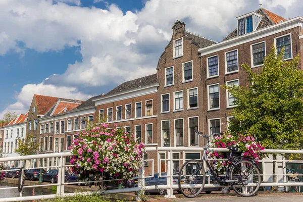 Bloemen Fiets Een Brug Een Historische Kanaal Leiden Nederland — Stockfoto