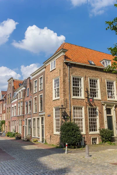 Oude Huizen Een Cobblestoned Street Leiden Nederland — Stockfoto