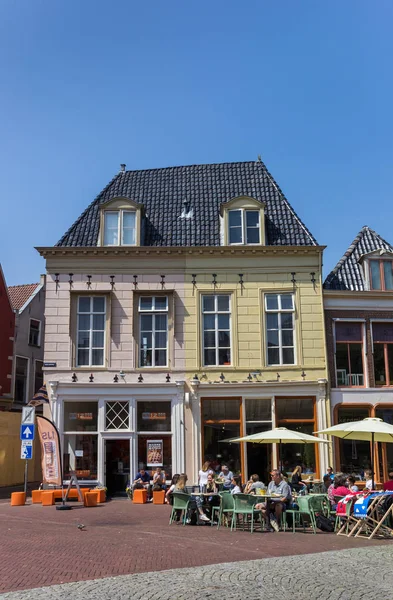 Люди Сидящие Солнце Магазине Мороженого Леувардене Нидерланды — стоковое фото