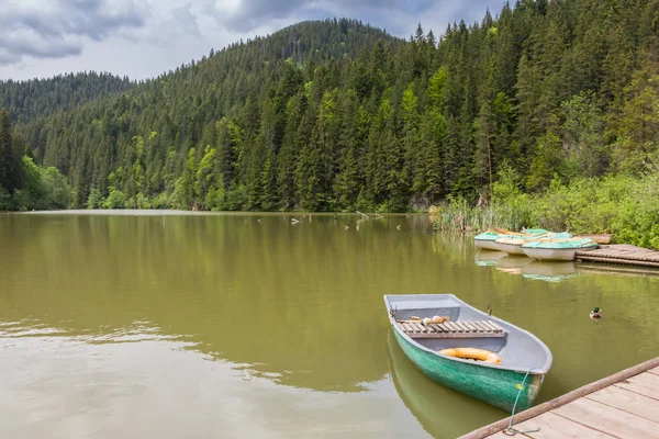 Barca Remi Nel Lago Lacu Rosu Romania — Foto Stock