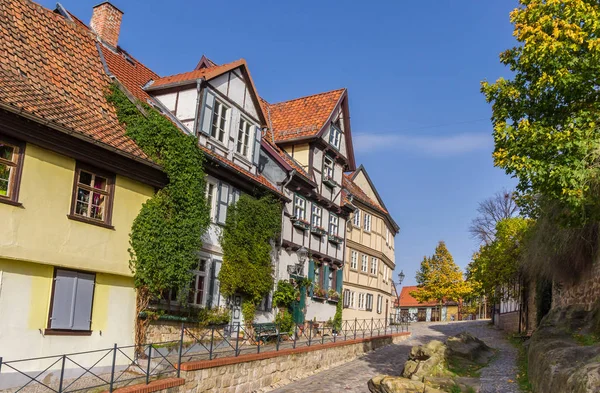 Casas Históricas Uma Estrada Rochosa Quedlinburg Alemanha — Fotografia de Stock