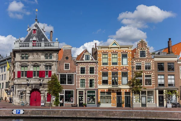 Spaarne Kanalında Haarlem Hollanda Tarihi Cepheler — Stok fotoğraf