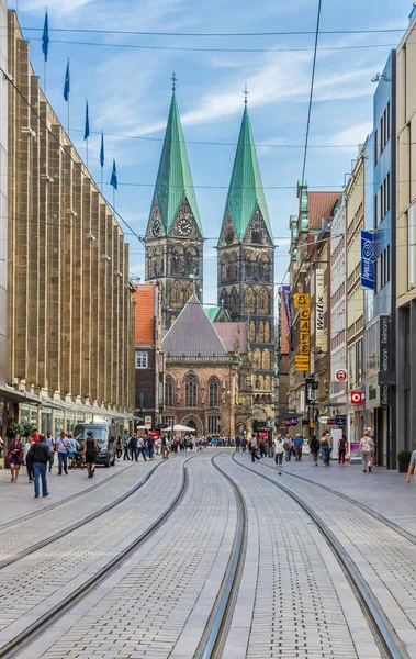 通往德国不来梅大教堂的购物街 — 图库照片