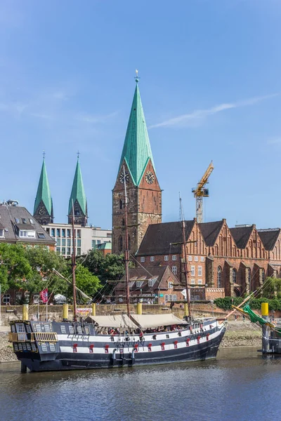 歴史的な船と ブレーメンのヴェーザー川沿いの教会 — ストック写真