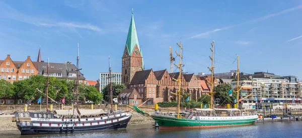 歴史的な船とブレーメン ドイツの教会のパノラマ — ストック写真