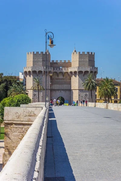 Människor Serranos Bron Mot Den Historiska Stadsporten Valencia Spanien — Stockfoto