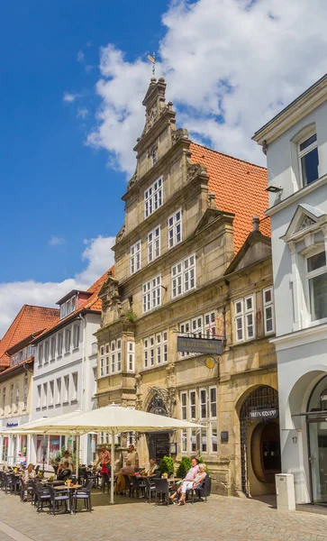 Gente Disfrutando Del Sol Restaurantes Plaza Central Hameln Alemania — Foto de Stock