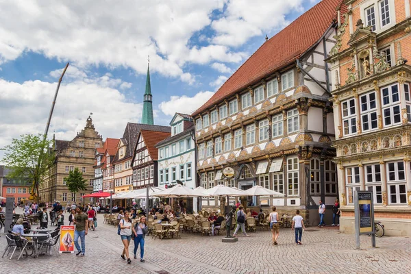 Λιθόστρωτους Δρόμο Ιστορικά Σπίτια Καφετέριες Και Εστιατόρια Hameln Γερμανία — Φωτογραφία Αρχείου