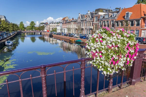 荷兰哈勒姆历史中心的鲜花桥 — 图库照片