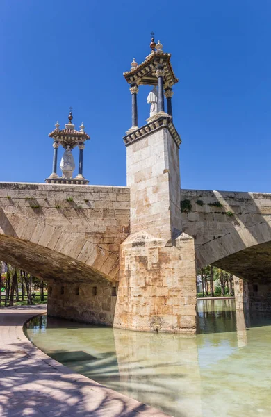 在西班牙瓦伦西亚的图里亚河公园 历史悠久的蓬德3月桥 — 图库照片