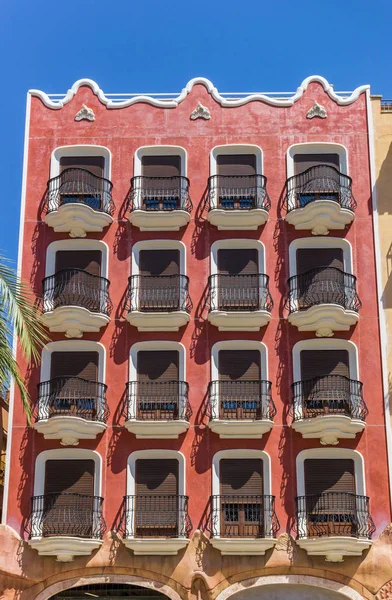 Barevné Červené Činžovní Dům Hlavním Náměstí Ayora Španělsko — Stock fotografie