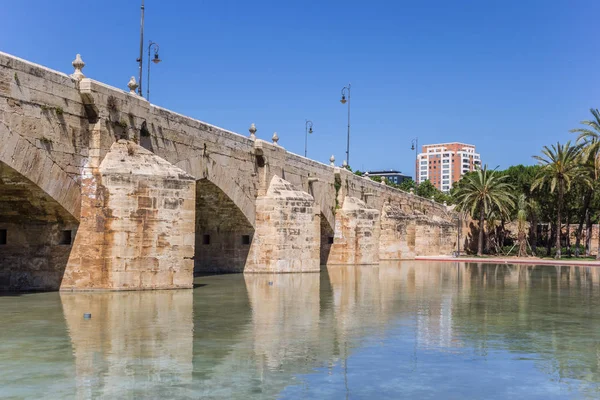 Puente 3月桥在一个池塘在西班牙巴伦西亚 — 图库照片