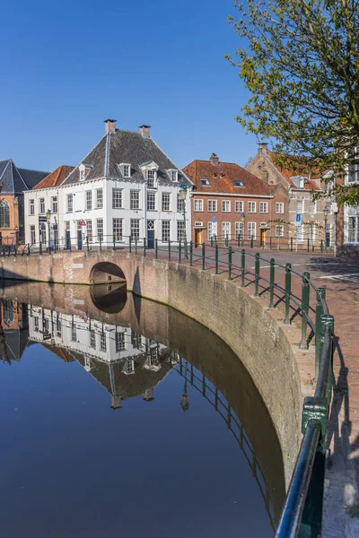 荷兰阿默斯福特中心的古建筑运河 — 图库照片