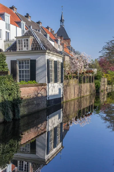 Kanaal Met Weerspiegeld Huizen Het Centrum Van Amersfoort Holland — Stockfoto