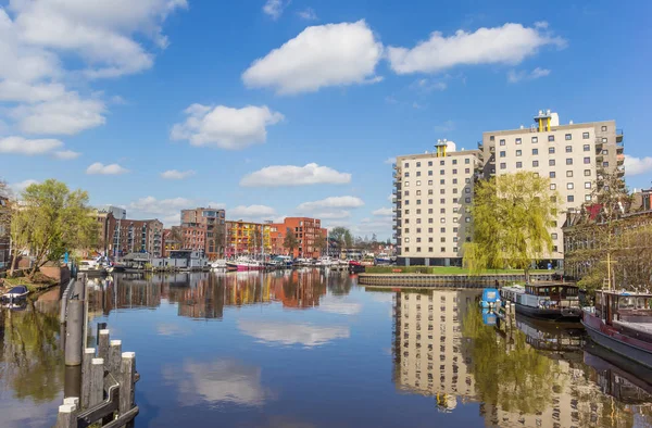 Edifícios Apartamentos Com Reflexo Água Groningen Holanda — Fotografia de Stock