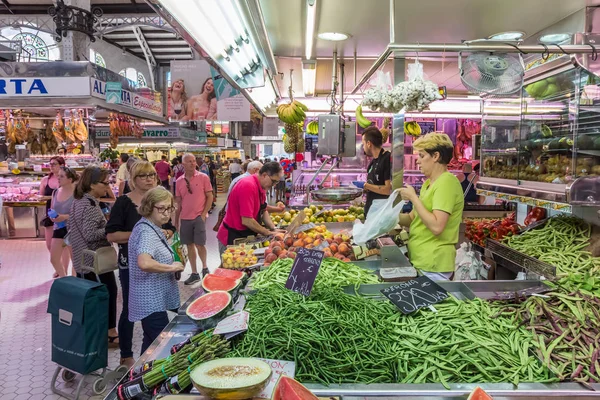 Puesto Verduras Con Gente Mercado Central Valencia España —  Fotos de Stock