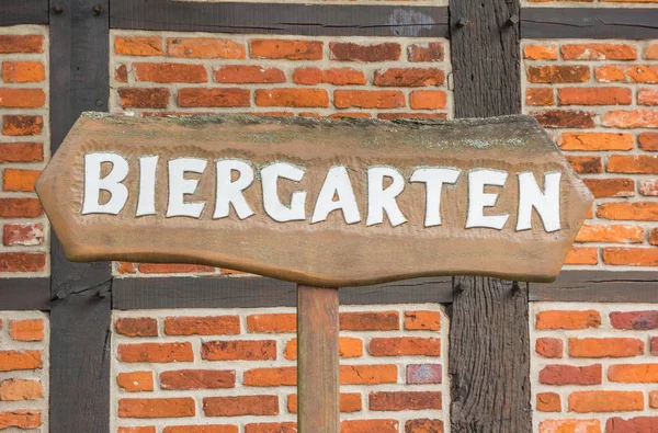 Biergartenschild Vor Traditioneller Deutscher Fachwerkmauer — Stockfoto