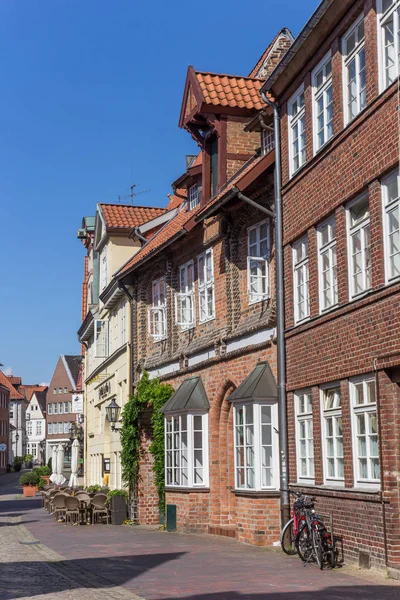 Straße Mit Historischen Häusern Und Restaurant Lüneburg Deutschland — Stockfoto