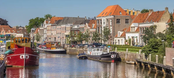 古い船やズウォレ オランダにおける歴史的住宅運河のパノラマ — ストック写真