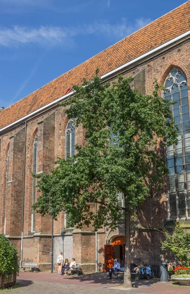 Mensen Een Bankje Voor Broerenkerk Zwolle Nederland — Stockfoto