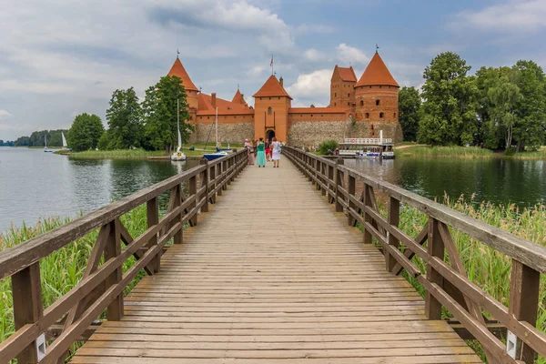 トラカイ リトアニアで赤レンガお城に通じる橋 — ストック写真