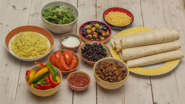 Ulike Ingredienser Til Framstilling Meksikanske Burritoer Med Tortillas Ris Ost – stockfoto