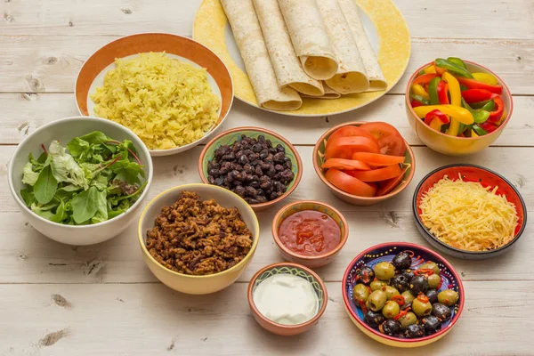 Ulike Ingredienser Til Framstilling Meksikanske Burritoer Med Tortillas Ris Bønner – stockfoto