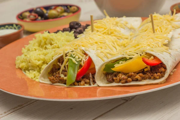 Burritos Fylt Med Kjøttdeig Paprika Med Ris Svarte Bønner Ved – stockfoto