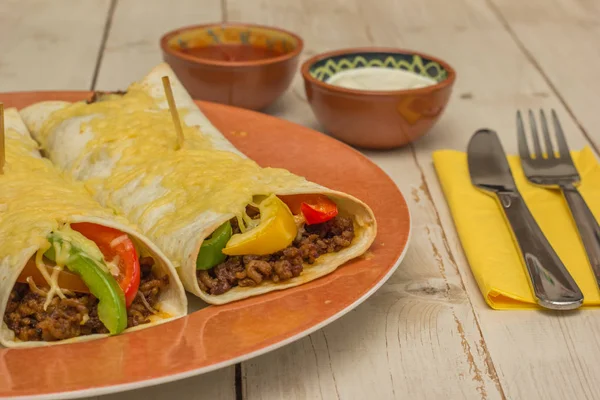 Burritos Fylt Med Kjøttdeig Paprika Med Ost Salsa Surt Kjøtt – stockfoto