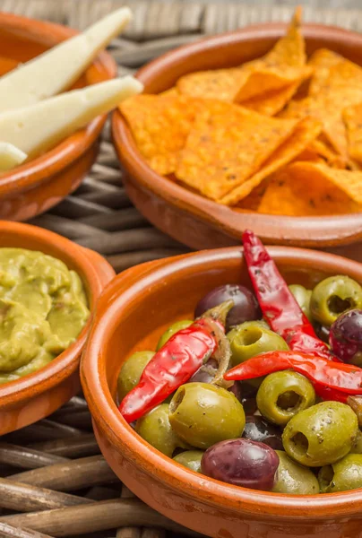 Tapas Med Marinert Oliven Tortillabrikker Guacamol Manchego – stockfoto