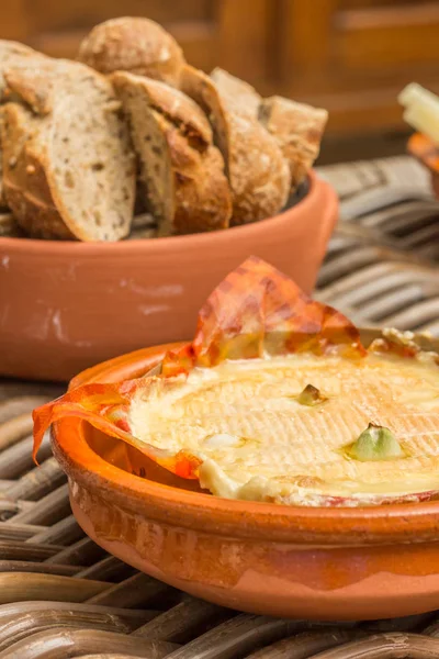 Camembert Francês Assado Com Alho Servido Com Pão — Fotografia de Stock