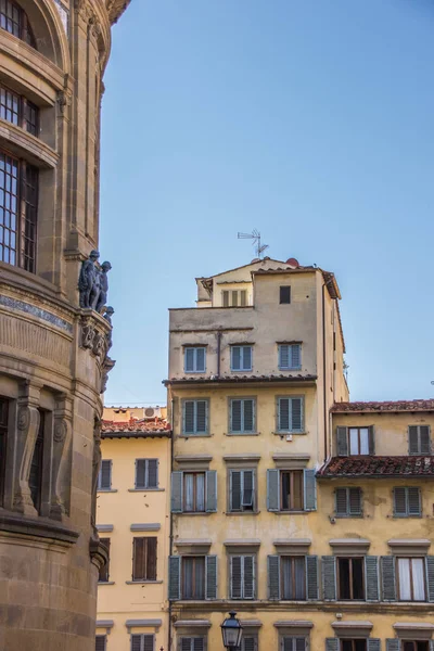 イタリア フィレンツェの歴史的な中心部のブラインドと古い家 — ストック写真