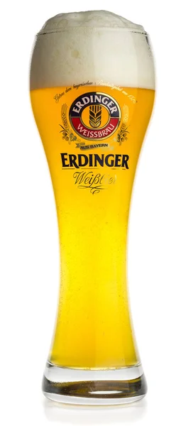 白い背景に分離されたドイツのエルディンガーのガラス光小麦ビール — ストック写真