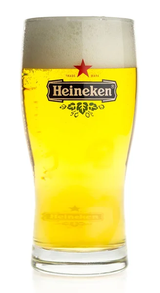 Beyaz Bir Arka Plan Üzerinde Izole Heineken Pilsener Cam Bira — Stok fotoğraf