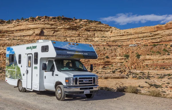 アメリカのアリゾナに Moki Dugway のキャンピングカー — ストック写真