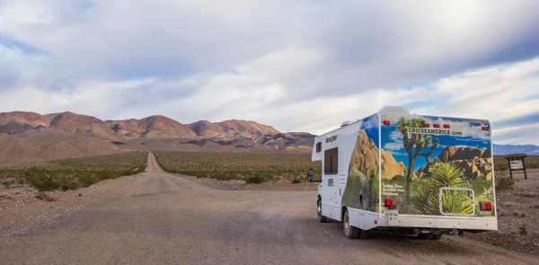 Panorama Camper Una Strada Sterrata Nel Death Valley National Park — Foto Stock