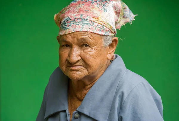 Retrato Uma Velha Mulher Nicaraguense Fundo Verde — Fotografia de Stock
