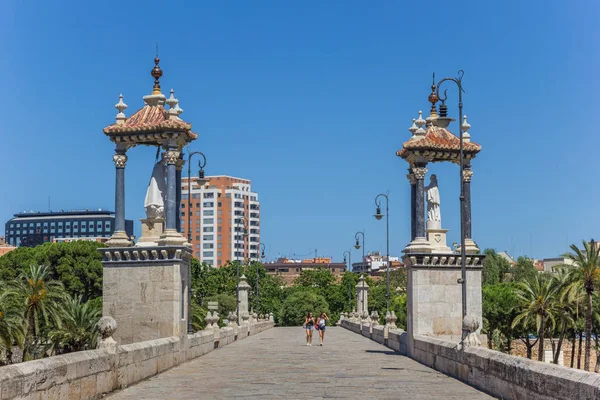 Lidí Kteří Jdou Puente Del Mar Most Valencii Španělsko — Stock fotografie