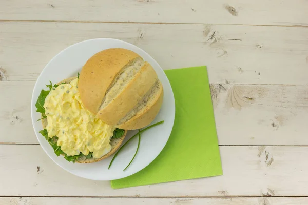 Beyaz Tabakta Yumurta Bıçak Salata Ile Beyaz Sandviç — Stok fotoğraf