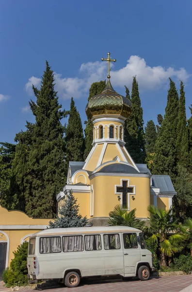 Vieja Furgoneta Frente Una Iglesia Ortodoxa Yalta —  Fotos de Stock