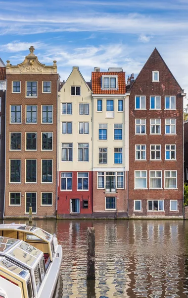 Traditionele Huizen Een Cruiseboat Het Damrak Amsterdam Nederland — Stockfoto