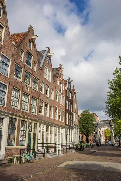 オランダのアムステルダムにおける歴史的住宅の通り — ストック写真