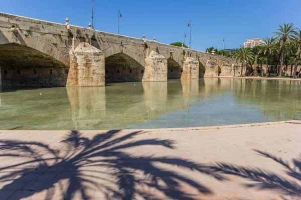 Puente 3月桥在一个池塘在西班牙巴伦西亚 — 图库照片